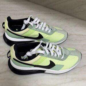 Nike Women’s Lime Green and Black Sneakers Brand New never worn ✨